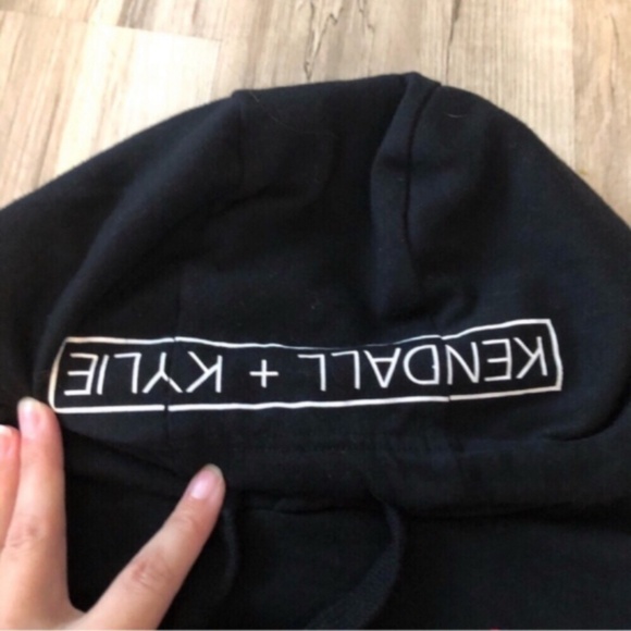 MASSIVE $10 SALE Kendall + Kylie Short Sleeve Hooded Los Angeles Tee - Picture 4 of 8